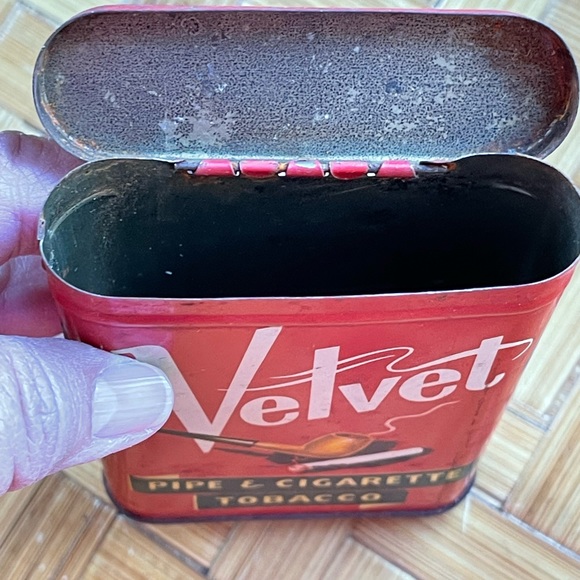 Vintage Velvet tobacco tin/stash box - Picture 8 of 14